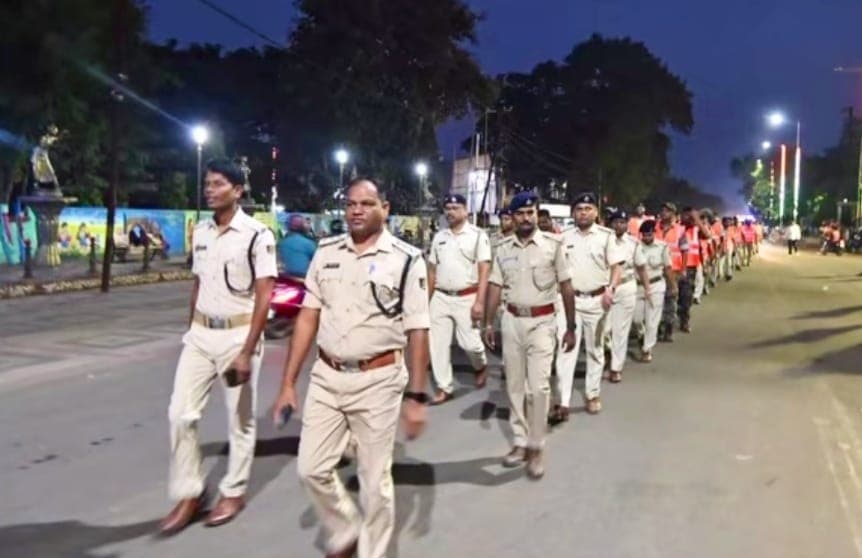 ଦୁର୍ଗାପୂଜା ପାଇଁ ଆକ୍ସନ ମୋଡ୍‌ରେ ଅନୁଗୋଳ ପୋଲିସ: ସହରରେ ଫ୍ଲାଗ୍‌ ମାର୍ଚ୍ଚ, ଶାନ୍ତିଶୃଙ୍ଖଳା ଉପରେ କଡ଼ା ନଜର