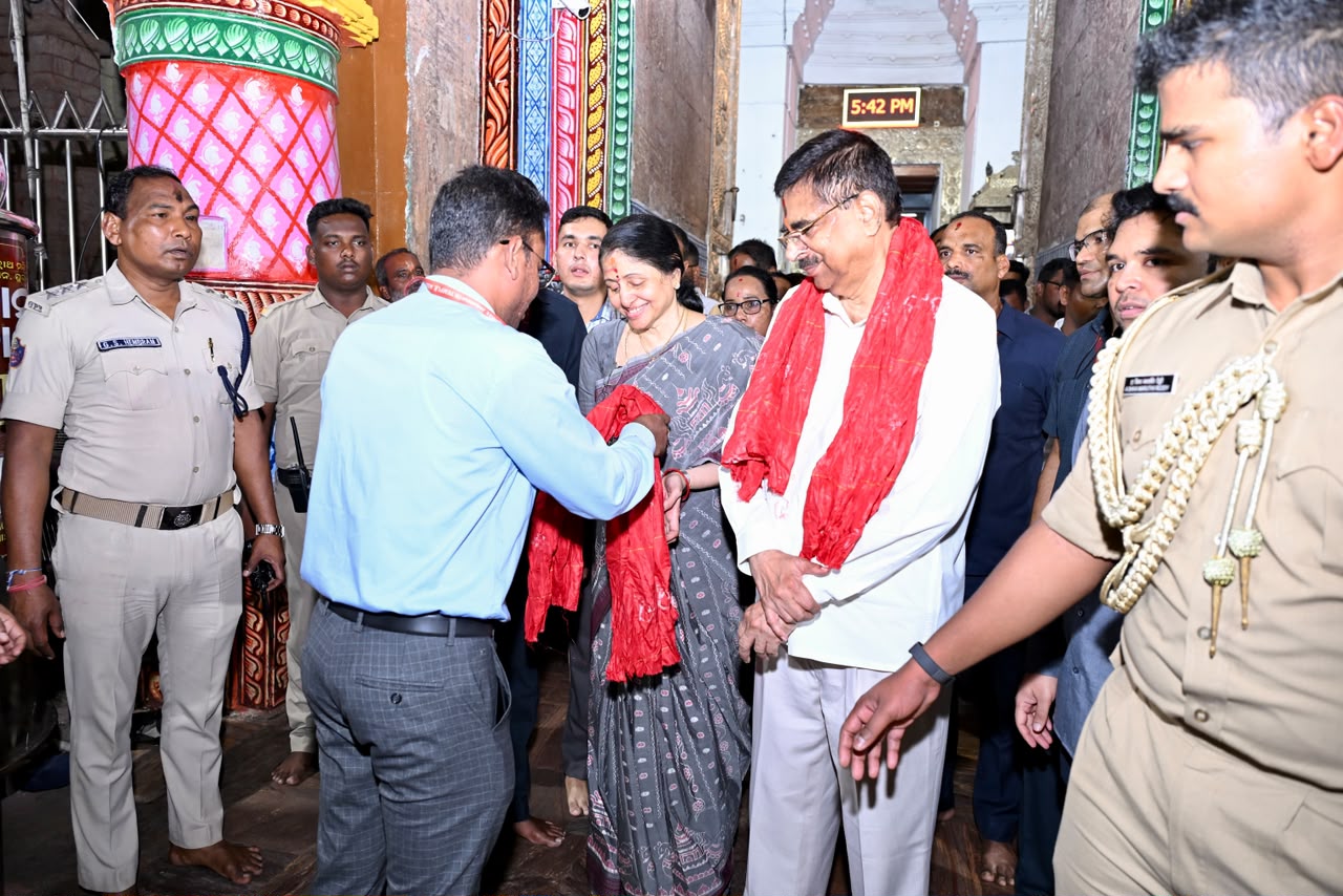 ପୁରୀରେ ଶ୍ରୀଜିଉଙ୍କ ଦର୍ଶନ କଲେ ରାଜ୍ୟପାଳ ଡ. ହରି ବାବୁ କମ୍ଭମପାଟି: ରାଜ୍ୟର ଶାନ୍ତି ଓ ସମୃଦ୍ଧି କାମନା