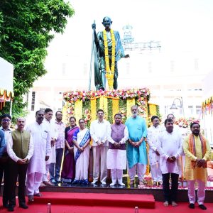 ଗାନ୍ଧୀ ଓ ଶାସ୍ତ୍ରୀ ଜୟନ୍ତୀ ଅବସରରେ ଜାତିର ଜନକ ଓ ଲାଲ ବାହାଦୁର ଶାସ୍ତ୍ରୀଙ୍କୁ ଶ୍ରଦ୍ଧାଞ୍ଜଳି ଅର୍ପଣ କଲେ ରାଜ୍ୟପାଳ, ମୁଖ୍ୟମନ୍ତ୍ରୀ ଓ ବାଚସ୍ପତି