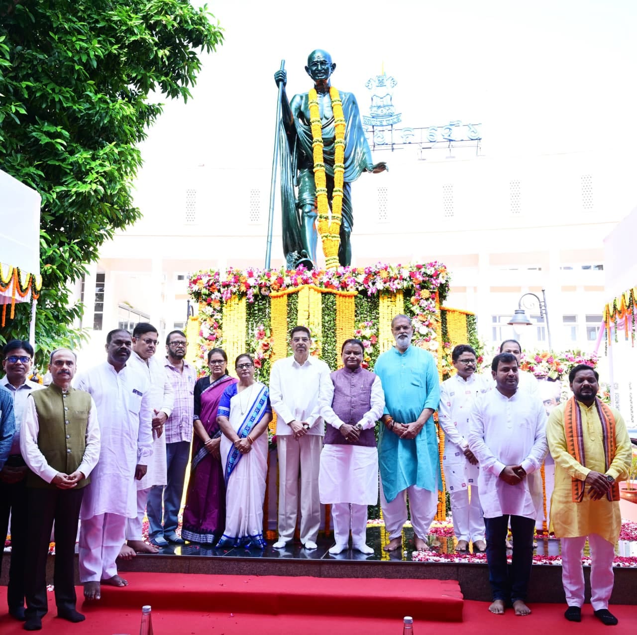 ଗାନ୍ଧୀ ଓ ଶାସ୍ତ୍ରୀ ଜୟନ୍ତୀ ଅବସରରେ ଜାତିର ଜନକ ଓ ଲାଲ ବାହାଦୁର ଶାସ୍ତ୍ରୀଙ୍କୁ ଶ୍ରଦ୍ଧାଞ୍ଜଳି ଅର୍ପଣ କଲେ ରାଜ୍ୟପାଳ, ମୁଖ୍ୟମନ୍ତ୍ରୀ ଓ ବାଚସ୍ପତି