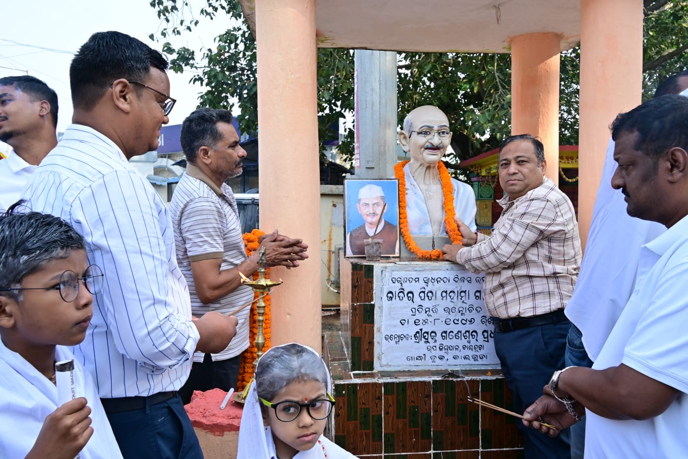 ଗାନ୍ଧୀ ଓ ଶାସ୍ତ୍ରୀ ଜୟନ୍ତୀ ପାଳିତ: ଗାନ୍ଧୀଙ୍କ ଅହିଂସା ଓ ଶାସ୍ତ୍ରୀଙ୍କ ସରଳତାର ବାର୍ତ୍ତା ନେଇ ସହର ପରିକ୍ରମା କଲେ ଛାତ୍ରଛାତ୍ରୀ