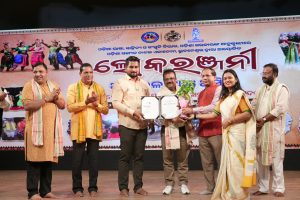 କଳା ଓ କ୍ୟାମେରା’ ଫଟୋଗ୍ରାଫି ପ୍ରତିଯୋଗିତାର ବିଜେତାମାନଙ୍କୁ ସମ୍ବର୍ଦ୍ଧିତ କଲେ ସଂସ୍କୃତି ମନ୍ତ୍ରୀ