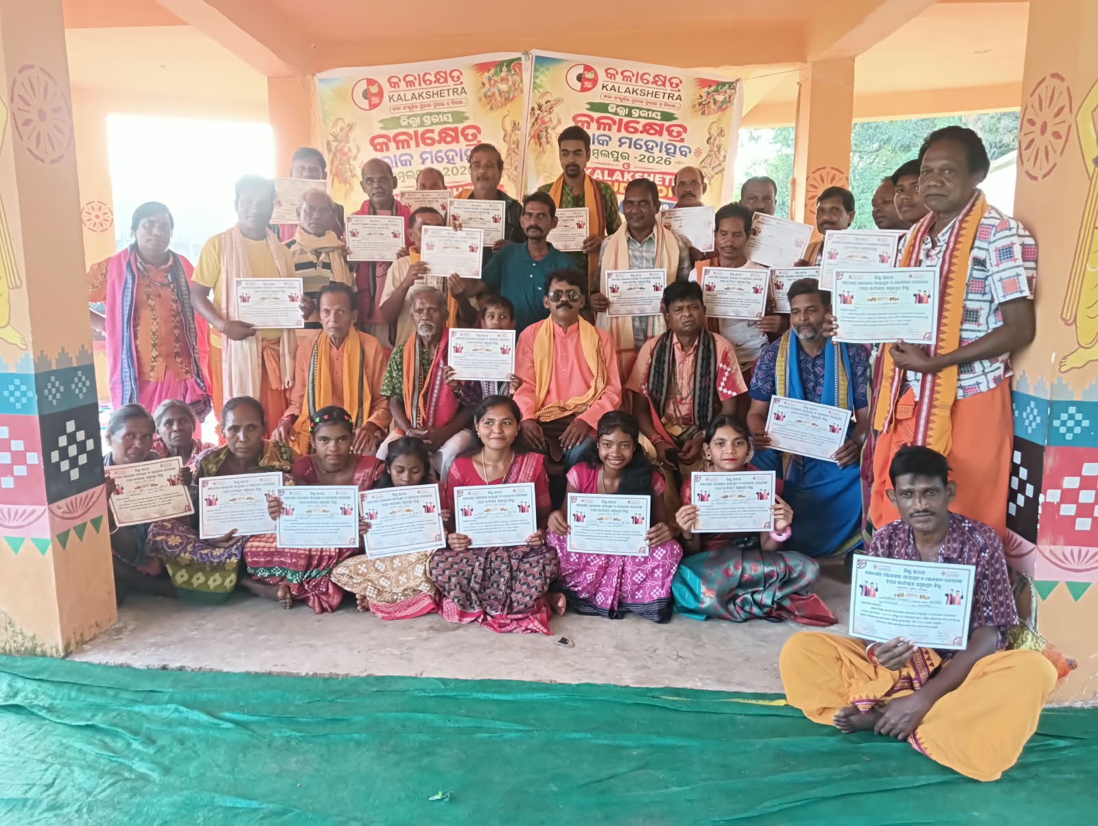 ଲୋକ କଳାକାରଙ୍କୁ ମାନପତ୍ର ପ୍ରଦାନ