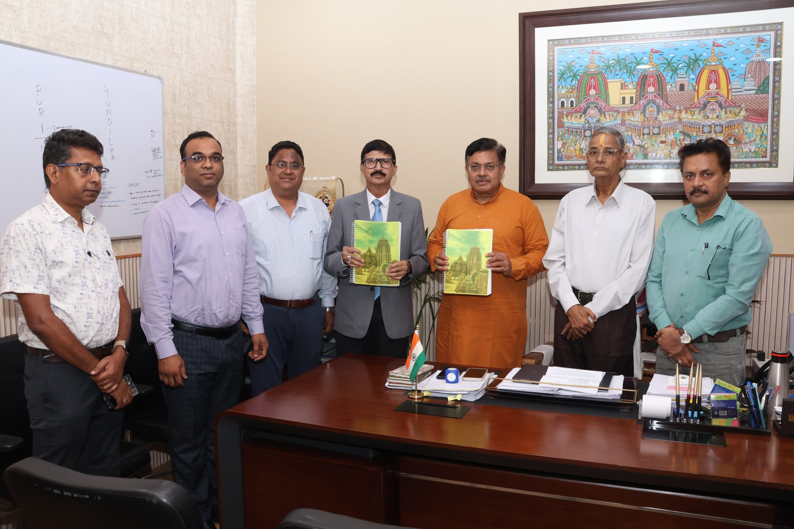 ଆଇନ ମନ୍ତ୍ରୀଙ୍କୁ ଲିଙ୍ଗରାଜ ମନ୍ଦିର ସତ୍ତ୍ୱଲିପି କମିଟି ପକ୍ଷରୁ ତୃତୀୟ ଅନ୍ତରିଣ ରିପୋର୍ଟ ପ୍ରଦାନ