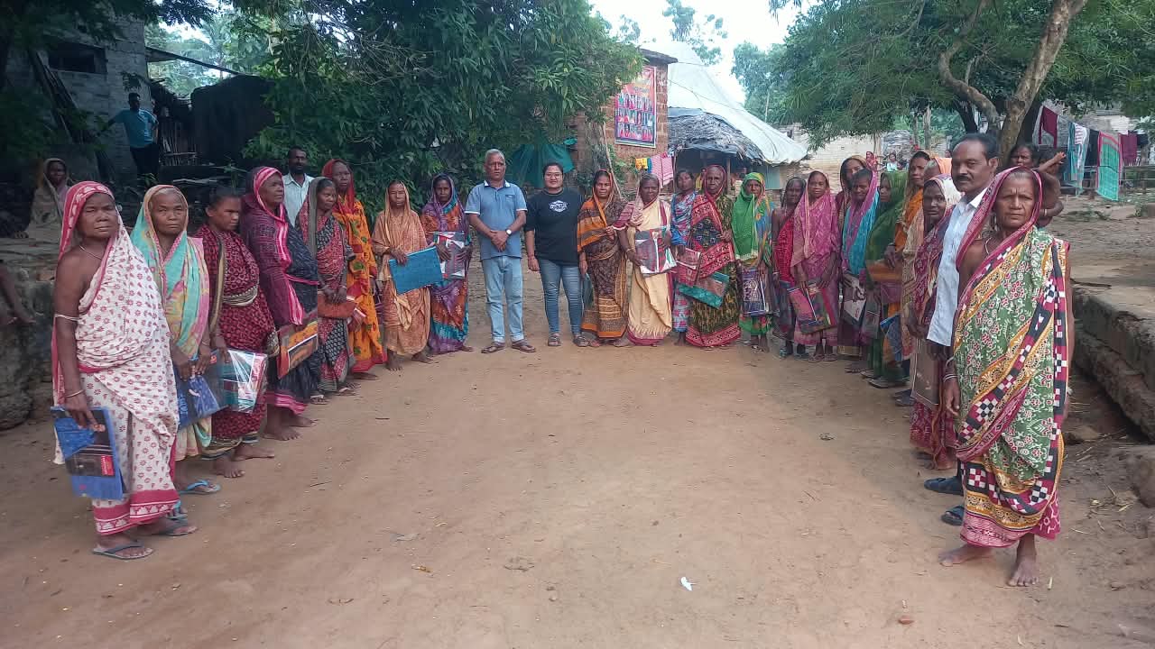 ସାମାଜିକ ସାଂସ୍କୃତିକ ବିକାଶ ସଂଘ ପକ୍ଷରୁ ନୂତନ ଶାଢ଼ୀ ବଣ୍ଟନ
