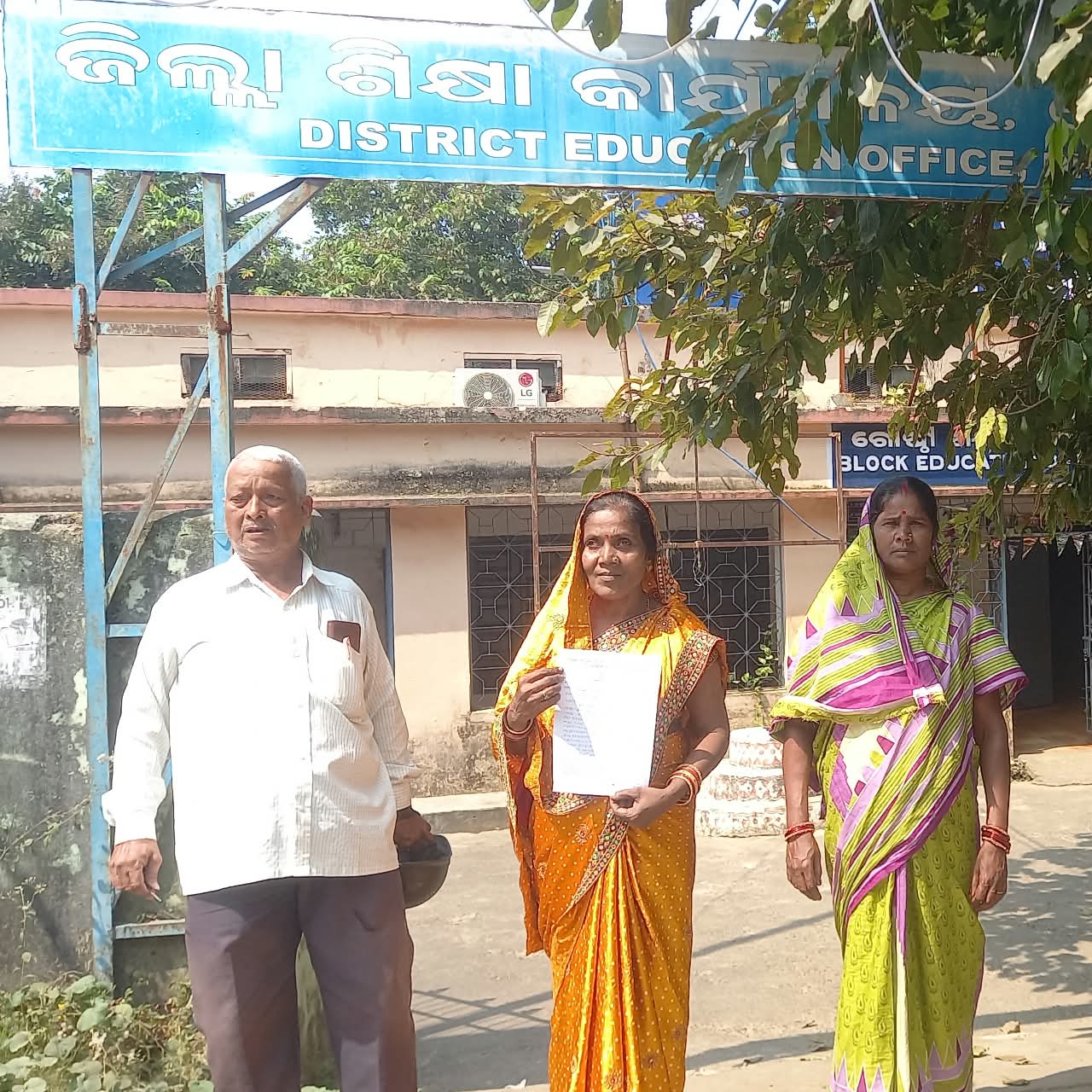 ସେପ୍ଟେମ୍ବର ମାସର ପାରିଶ୍ରମିକ ପ୍ରଦାନ ନିମନ୍ତେ ଏମ୍‌ଡିଏମ୍ ପାଚିକା ସଂଘ ପକ୍ଷରୁ ଶିକ୍ଷା ଅଧିକାରୀଙ୍କୁ ଦାବୀପତ୍ର ପ୍ରଦାନ