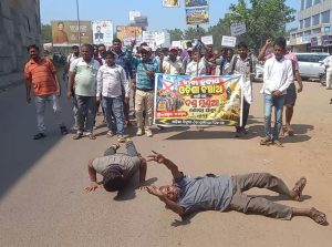 ଟାଟା ପାୱାର ହଟାଇବା ଦାବିରେ ଢେଙ୍କାନାଳରୁ ବିଦ୍ୟୁତ ଠିକା କର୍ମଚାରୀଙ୍କ ଦଣ୍ଡ ମୁଣ୍ଡିଆ ଶୋଭାଯାତ୍ରା, ଭୁବନେଶ୍ୱର ଅଭିମୁଖେ ଯାତ୍ରା