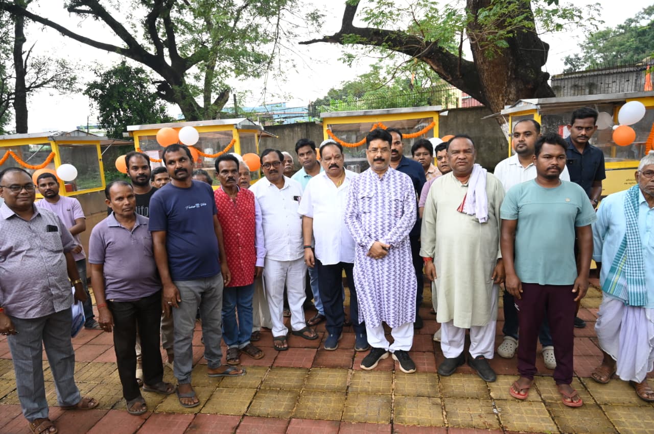 ରୋଜଗାର ସୃଷ୍ଟି ପାଇଁ ମୟୂରଭଞ୍ଜର ୫ ଯୁବକଙ୍କୁ ଜଳଖିଆ କେବିନ୍ ପ୍ରଦାନ କଲେ ମନ୍ତ୍ରୀ ଡା. କୃଷ୍ଣଚନ୍ଦ୍ର ମହାପାତ୍ର