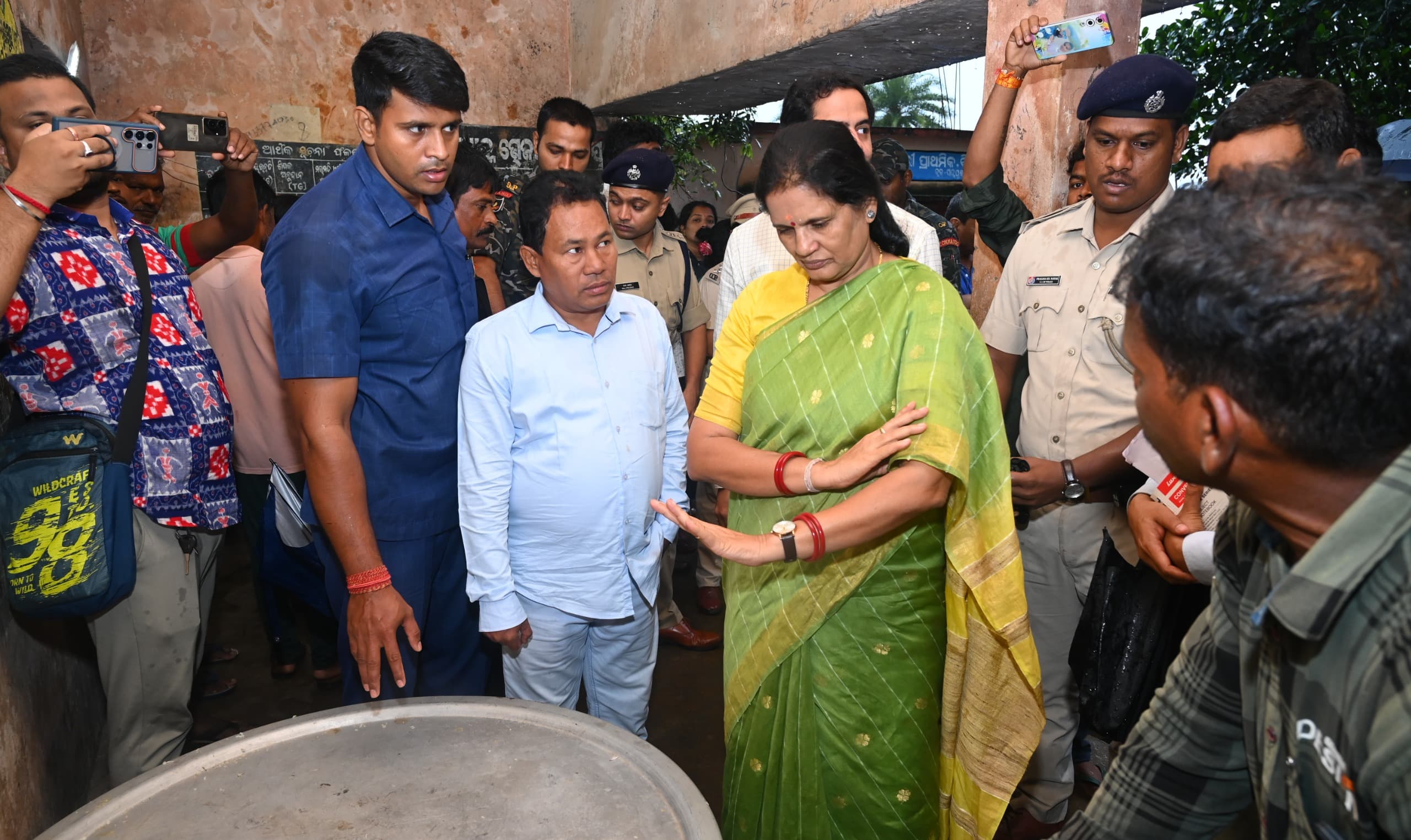 ସମ୍ଭାବ୍ୟ ବାତ୍ୟା ‘ଅର୍ଣ୍ଣବ’ ମୁକାବିଲା ପାଇଁ ପଦ୍ମପୁର ବ୍ଲକରେ ପ୍ରସ୍ତୁତି ଓ ରିଲିଫ୍ ବ୍ୟବସ୍ଥା ସମୀକ୍ଷା କଲେ ଉପ-ମୁଖ୍ୟମନ୍ତ୍ରୀ ପ୍ରଭାତୀ ପରିଡ଼ା