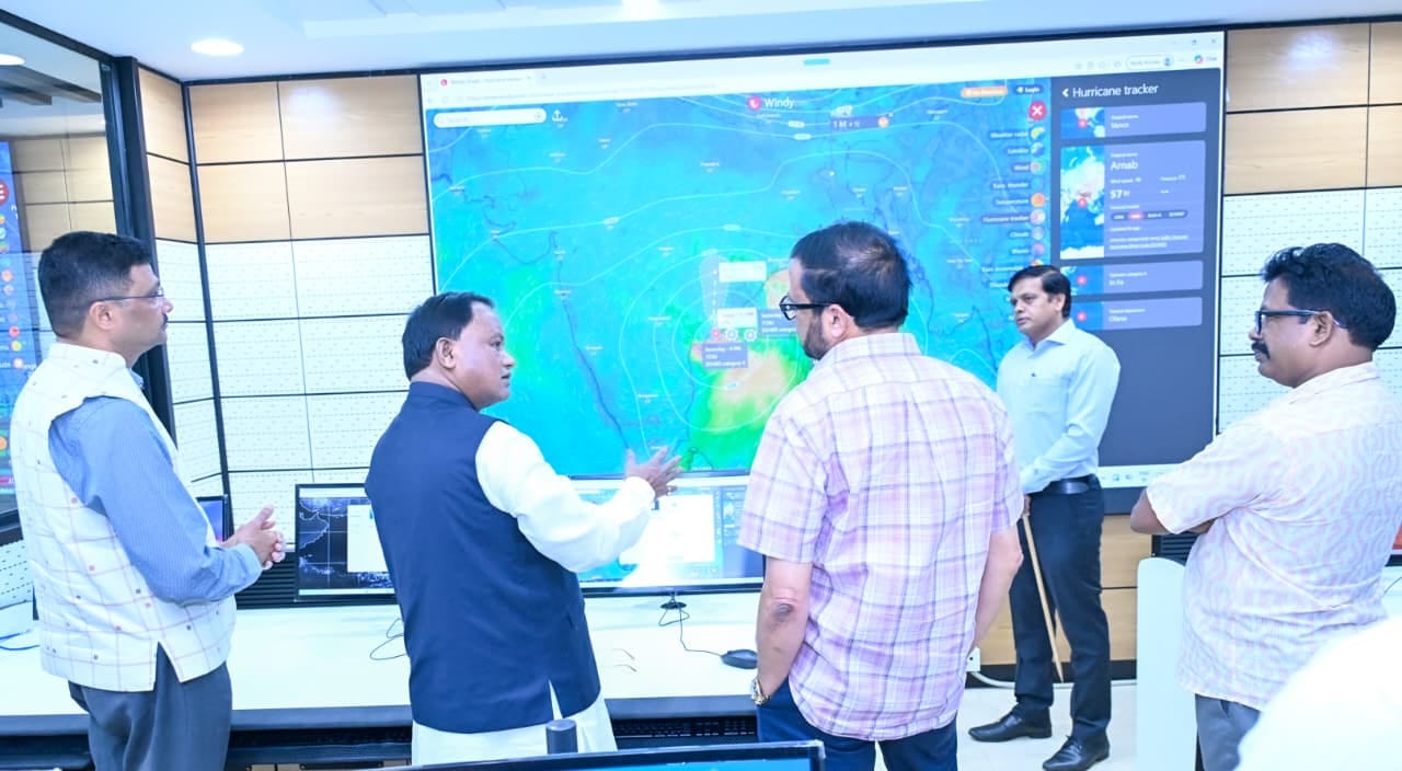 ସ୍ୱତନ୍ତ୍ର ରିଲିଫ୍‌ କମିଶନରଙ୍କ କଣ୍ଟ୍ରୋଲ ରୁମ୍‌ରେ ବାତ୍ୟା* *‘ଅର୍ଣ୍ଣବ’ର ସ୍ଥିତି ଓ ପରିଚାଳନା ସମୀକ୍ଷା କଲେ ମୁଖ୍ୟମନ୍ତ୍ରୀ