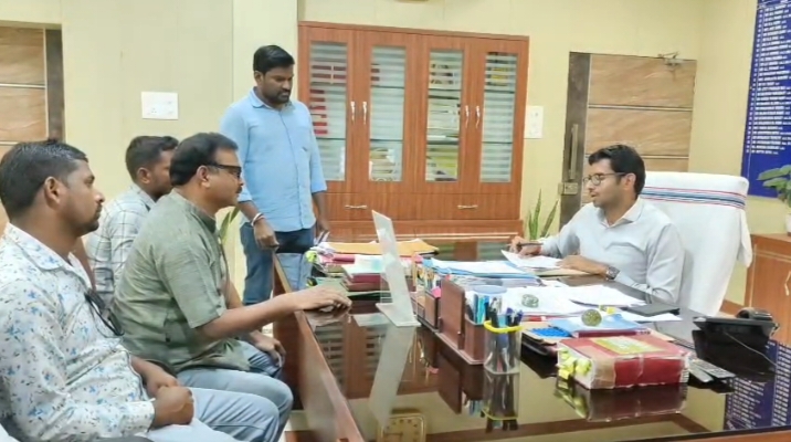 “ଅର୍ଣ୍ଣବ ବାର୍ତ୍ତା ପ୍ରଭାବରେ ଚାଷୀଙ୍କ ମକା ଚାଷ ନଷ୍ଟ! କ୍ଷତି ପୂରଣ ଦାବିରେ ଜିଲ୍ଲାପାଳଙ୍କ ଦ୍ୱାରସ୍ଥ”