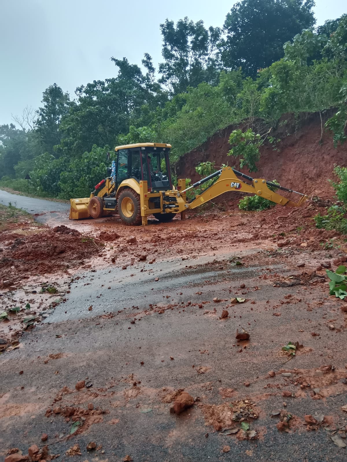ମାହେନ୍ଦ୍ରଗିରି ରାସ୍ତାରେ ଫେରିଲା ଯାତାୟାତ ସ୍ୱାଭାବିକତା ବୁରଖାଟ ରାସ୍ତାରୁ ହଟିଲା ଭୂସ୍ଖଳନ ଅବଶେଷ, ପ୍ରଶାସନର ତ୍ୱରିତ ପଦକ୍ଷେପ