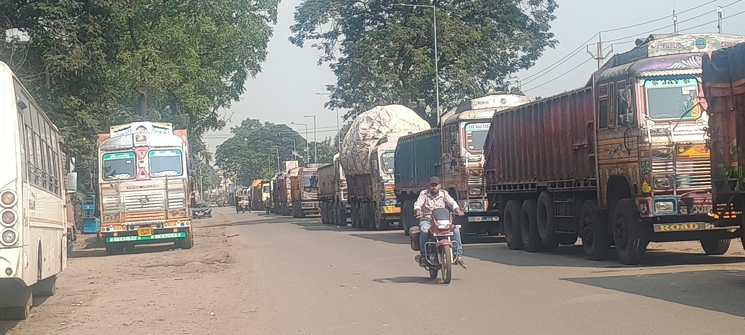 ଅନୁଗୋଳ ଜିଲ୍ଲା ବଅଁରପାଳରେ ଓଡ଼ିଶା ବନ୍ଦ୍‌ର ଜୋରଦାର ପ୍ରଭାବ: ଥାନା ଆଗରେ ଚକାଜାମ୍, ଅଟକି ରହିଲା ଶହ ଶହ ମାଲବାହୀ ଟ୍ରକ୍