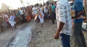 ଟିଙ୍ଗିପଦର ଗାଁ ରେ ଆଜି ଦଶହରା ଉପଲକ୍ଷେ ଝାଞ୍ଜି ମଡ଼ା ଦେଖିବାକୁ ମିଳିଥିଲା