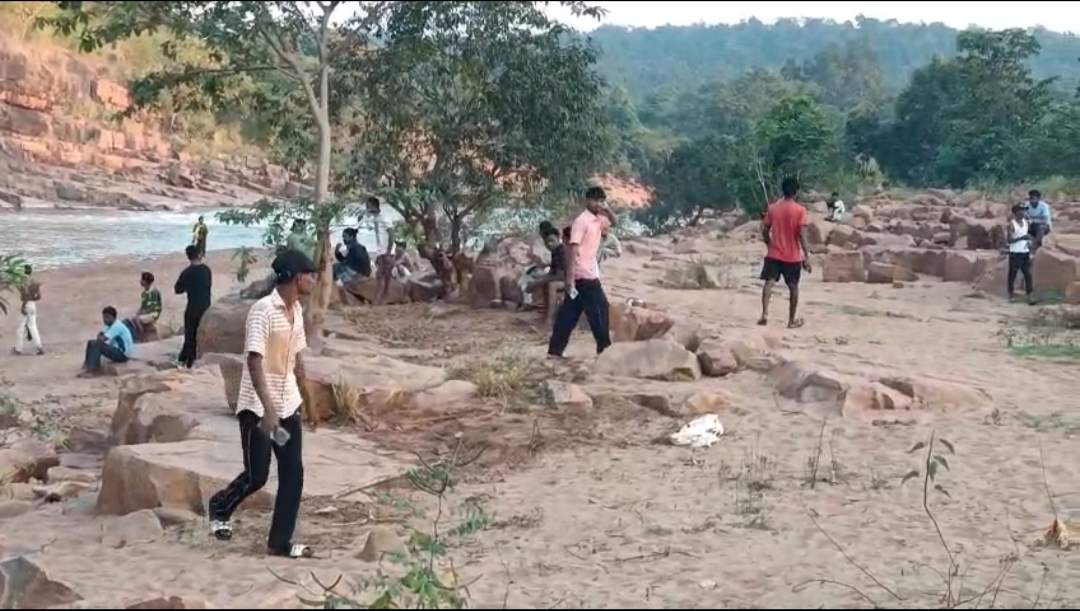 ବୈତରଣୀ ନଦୀରେ ସାଙ୍ଗମାନଙ୍କ ସହ ଗାଧୋଇବା ବେଳେ ନଦୀରେ ବୁଡି ଯୁବକନିଖୋଜ