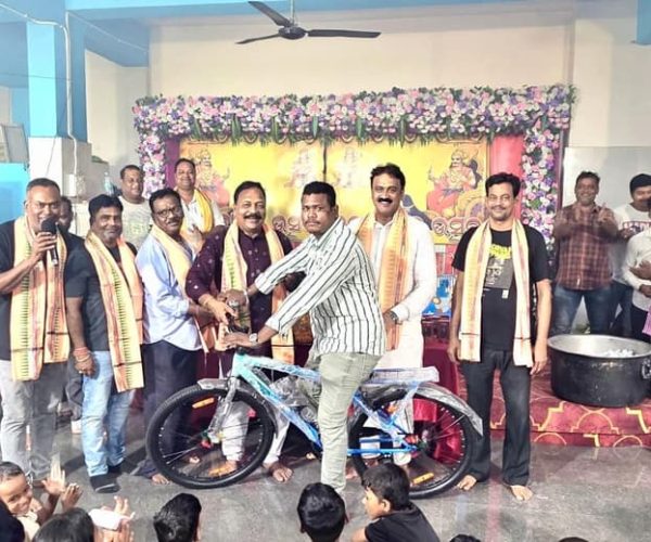 ଗ୍ରହରାଜ ଶନିଦେବଙ୍କ ଉତ୍ସବରେ ଜମିଲା ଆନନ୍ଦ,  ଆଜ୍ଞା ଲଡ଼ୁ ନିଲାମ; ବିଜେତାଙ୍କୁ ପୁରସ୍କାର ଦେଲେ ବିଧାୟକ