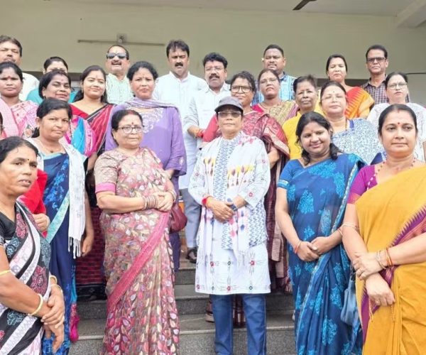 ଅନୁଗୋଳ ବିଜେପି କାର୍ଯ୍ୟାଳୟରେ ରକ୍ଷାବନ୍ଧନ ଉତ୍ସବ, ନେତାଙ୍କ ହାତରେ ରାକ୍ଷୀ ବାନ୍ଧିଲେ ମହିଳା କର୍ମକର୍ତ୍ତା