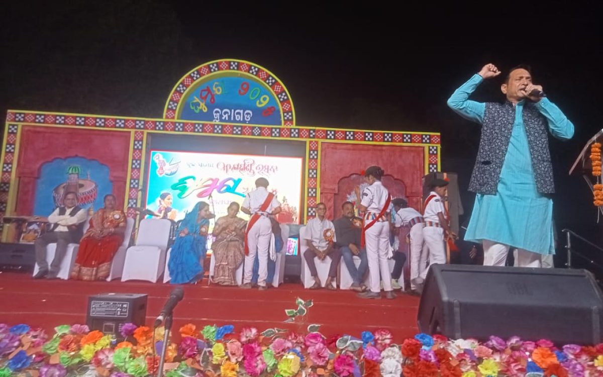 କଳାହାଣ୍ଡି ଉତ୍ସବ ଧୁମ ଧାମ ରେ ପାଳିତ ହୋଇଯାଇଛି..। ଜୁନାଗଡ଼ ବ୍ଲକ ରେ ଆଜି କଳାହାଣ୍ଡି ଉତ୍ସବ ଅନୁଷ୍ଠିତ