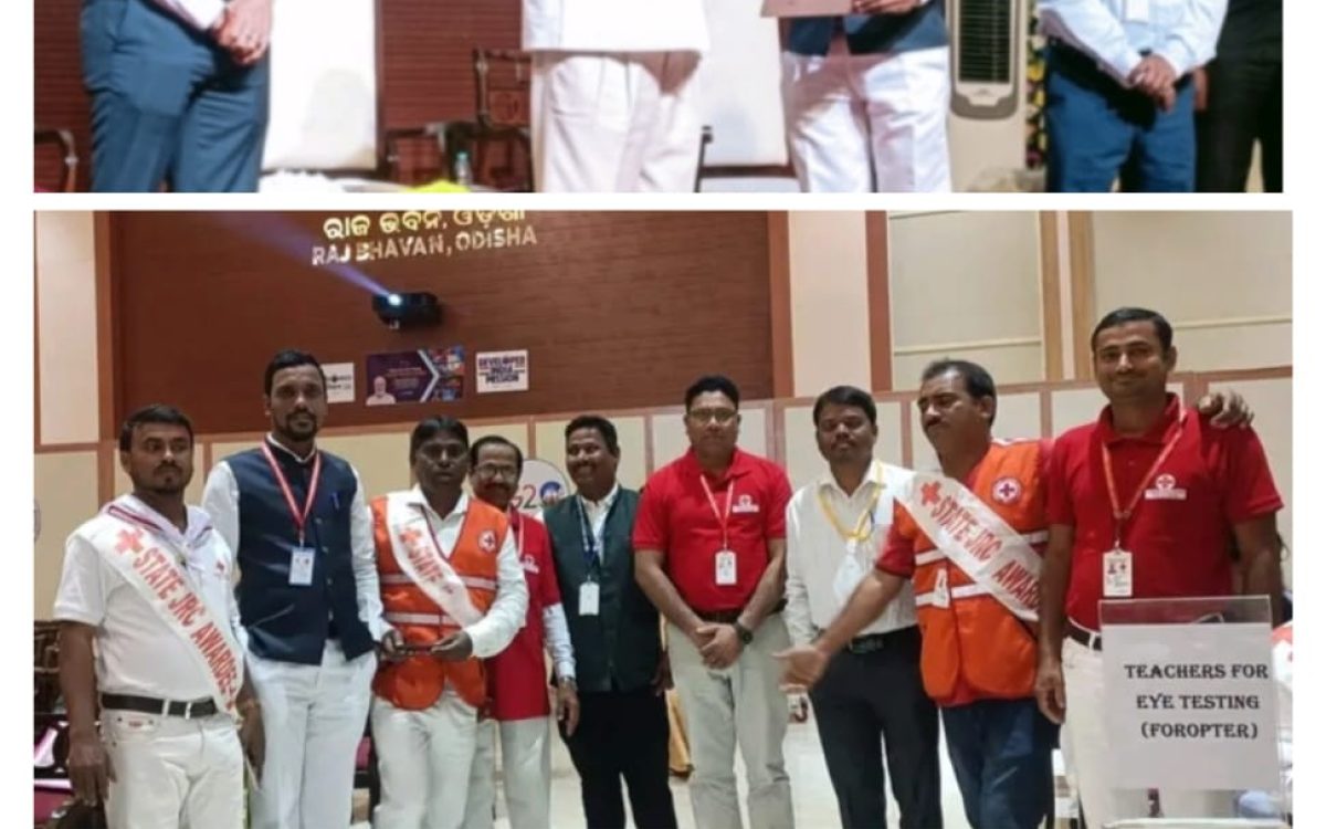 ଶିକ୍ଷକ ଚନ୍ଦନ ବେହେରା ଙ୍କୁ ଶ୍ରେଷ୍ଠ ଶିକ୍ଷକ ପୁରସ୍କାର ପ୍ରଦାନକଲେ ରାଜ୍ୟପାଳ