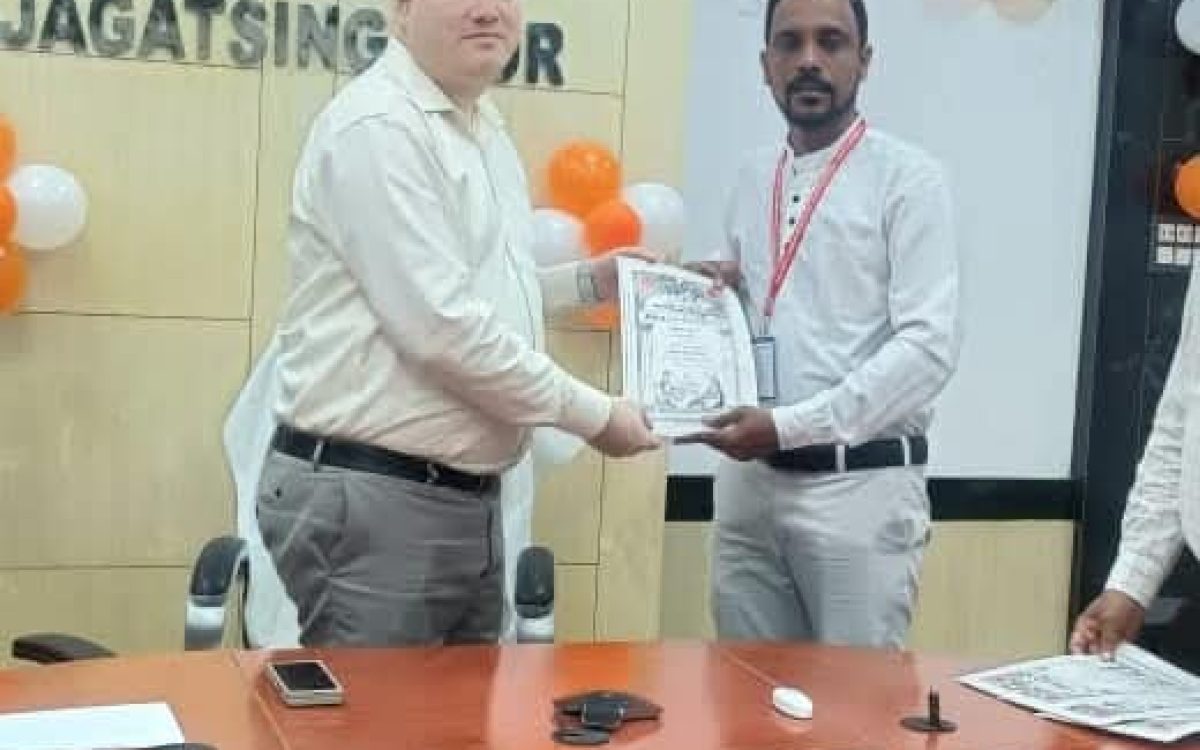 ଆଦର୍ଶ ଶିକ୍ଷକ ଚନ୍ଦନ ବେହେରା ଙ୍କୁ ଶ୍ରେଷ୍ଠ ଶିକ୍ଷକ ପୁରସ୍କାର ପ୍ରଦାନକଲେ ରାଜ୍ୟପାଳ