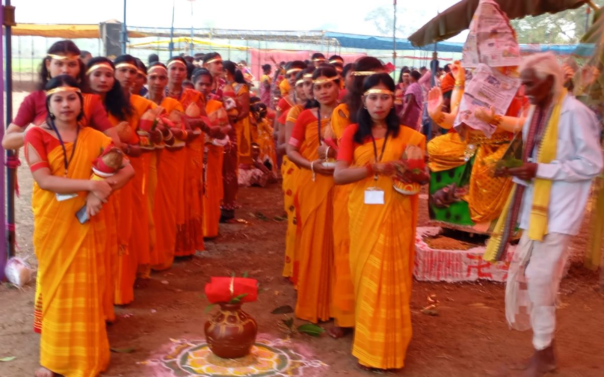 ଚବିଶ ପ୍ରହର ନାମଯଜ୍ଞ ପାଇଁ,କଲଶଯାତ୍ରା ଦୁଲୁକିଲା ଗାଁ ଦାଣ୍ଡ
