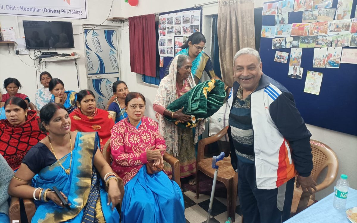 ଅଗ୍ରଣୀ ସ୍ବେଚ୍ଛାସେବୀ ଅନୁଷ୍ଠାନ ସେବା ଗ୍ରୁପ୍ ପକ୍ଷରୁ ଲୋକଙ୍କୁ କମ୍ବଳ ବଣ୍ଟନ