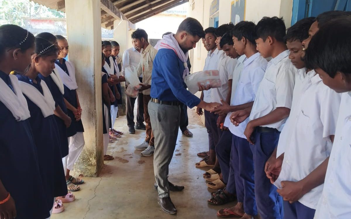ଯୁବ ରେଡକ୍ରସ୍ ପକ୍ଷରୁ ଦିବ୍ୟାଙ୍ଗ ଛାତ୍ର ଛାତ୍ରୀ ଙ୍କୁ ବିସ୍କୁଟ ବଣ୍ଟନ