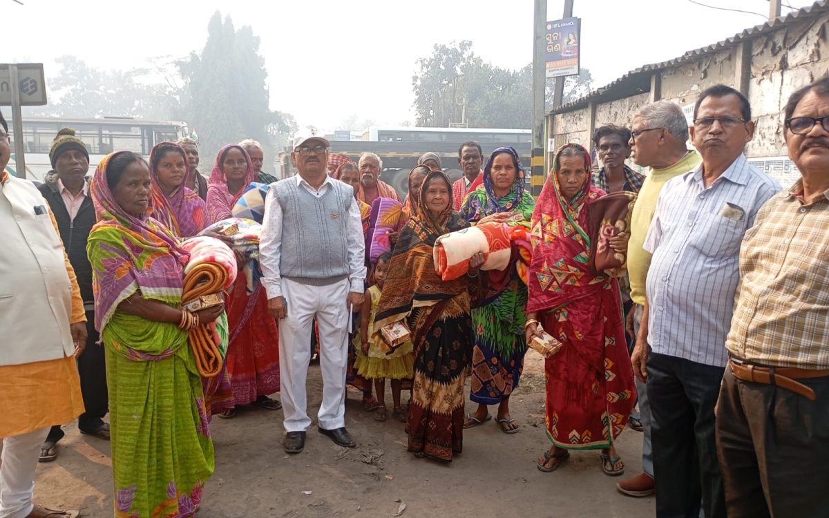 ବଅଁରପାଳରେ ଗଣତନ୍ତ୍ର ଓ ସାଧାରଣତନ୍ତ୍ର ଦିବସ ଅବସରରେ ବରିଷ୍ଠ ନାଗରିକ କଲ୍ୟାଣ ସଙ୍ଘ ପକ୍ଷରୁ ମାଗଣା କମ୍ବଳ ବଣ୍ଟନ