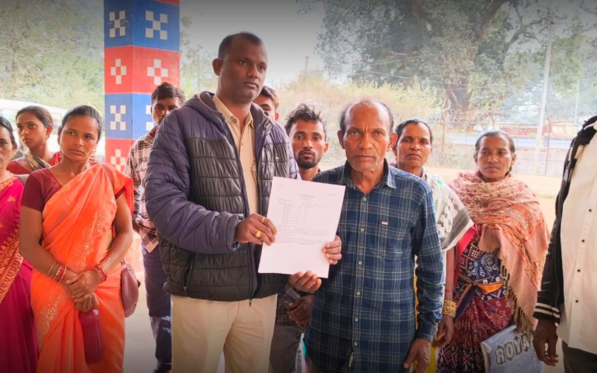 ମାରଣାସ୍ତ୍ର ଦେଖାଇ ଭୟଭୀତ କରି ଘର ଭାଙ୍ଗିଲେ : ପରିବାରକୁ ଗାଁ ରୁ ବାଛନ୍ଦ ସହ ମାରିବାକୁ ଧମକ