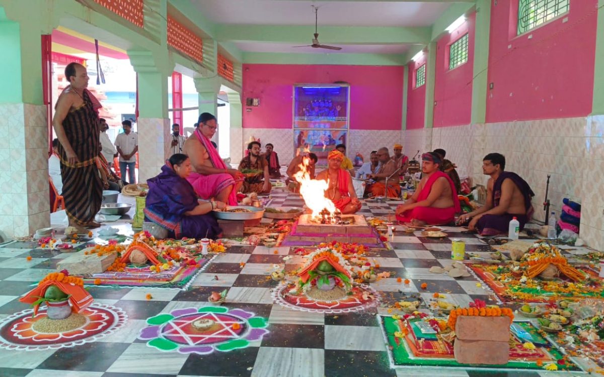 ବ୍ରହ୍ମପୁର ମହାନଗରର ବହୁ ପୂରାତନ ପ୍ରସିଦ୍ଧ ମନ୍ଦିର ବାବା ଶ୍ରୀ ଶ୍ରୀ ଶ୍ରୀ ନୀଳକଣ୍ଠେଶ୍ୱର ମହାଦେବଙ୍କ ଜୀର୍ଣ୍ଣଉଦ୍ଧାର ପ୍ରାସାଦ ବିସର୍ଜନ ସହିତ ନୂତନ ଭବ୍ୟ ପ୍ରାସାଦାର୍ଘ୍ୟ ମହା ସମାରୋହ ଆଧ୍ୟାତ୍ମିକ ପରିବେଶ ମଧ୍ୟରେ ଅନୁଷ୍ଠିତ