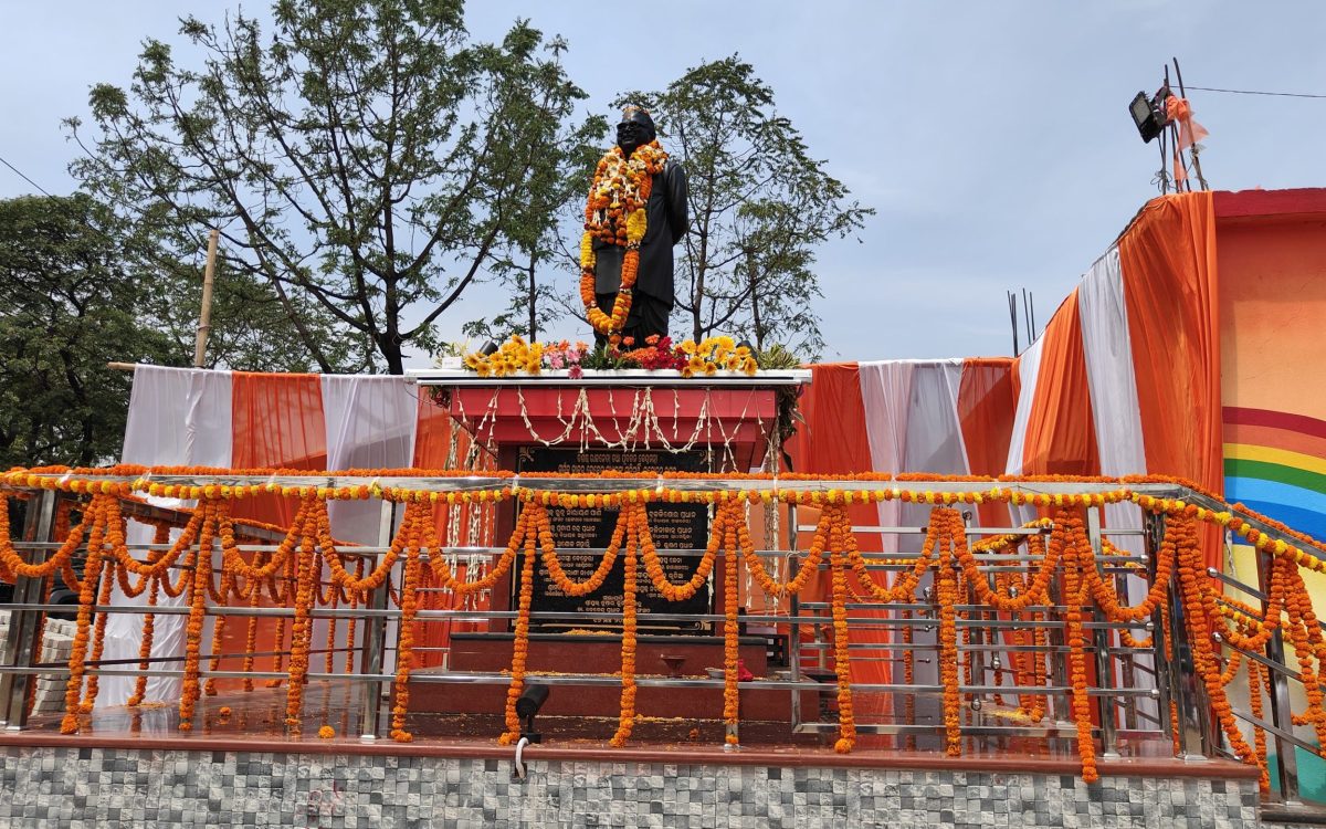 ତାଳଚେର ରେ ସ୍ଵର୍ଗତ ଡାକ୍ତର ଦେବେନ୍ଦ୍ର ପ୍ରଧାନ ଙ୍କ ପ୍ରତିମୂର୍ତ୍ତି ଉନ୍ମୋଚିତ