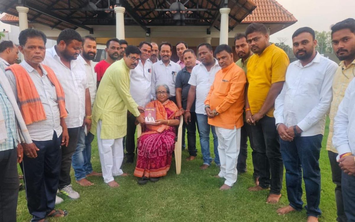 ଡ଼ା ଦେବେନ୍ଦ୍ର ପ୍ରଧାନ ଙ୍କ ସହଧମିଣୀ ଙ୍କୁ ଡାକ୍ତର ବାବୁ ପୁସ୍ତକ ପ୍ରଦାନ କଲେ ଏହାର ରଚୟିତା କାଳନ୍ଦି ସାମଲ