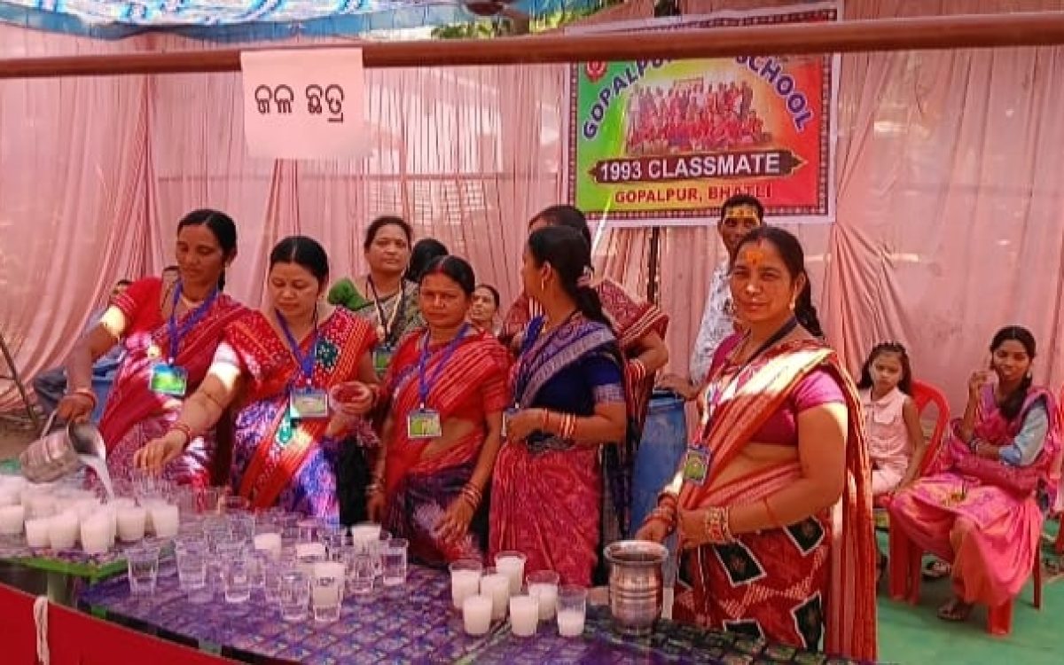 ଗୋପାଳପୁରରେ ସମଲେଶ୍ଵରୀ ଓ ଶିବମନ୍ଦିର ପ୍ରତିଷ୍ଠା ଅବସରରେ ଦହି ସରବତ ଓ ବିଶୁଦ୍ଧ ପାନୀୟ ଜଳ ବଣ୍ଟନ