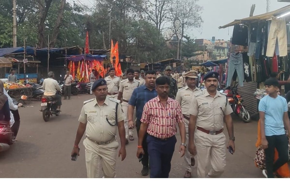 ଏଡିଏମ୍ ତଥା ଚମ୍ପୁଆ ଉପଜିଲ୍ଲାପାଳ ଙ୍କ ନେତୃତ୍ଵରେ ପ୍ରଶାସନ ପକ୍ଷରୁ ଫ୍ଲାଗମାର୍ଚ୍ଚ