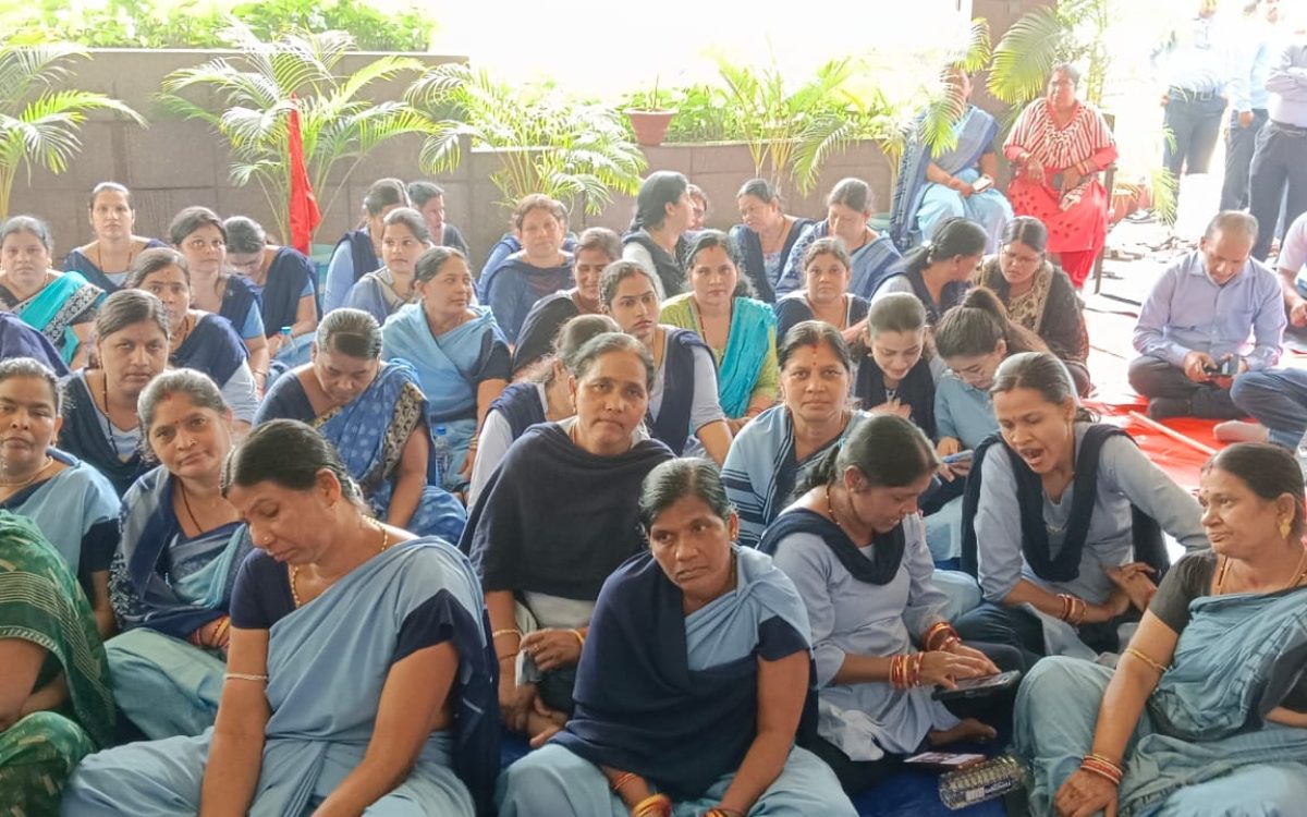 ୬ଦଫା ଦାବି ନେଇ ଜଗନ୍ନାଥ ଜିଏମ ଅଫିସ୍ ପରିସରରେ ଗଣଧାରଣା