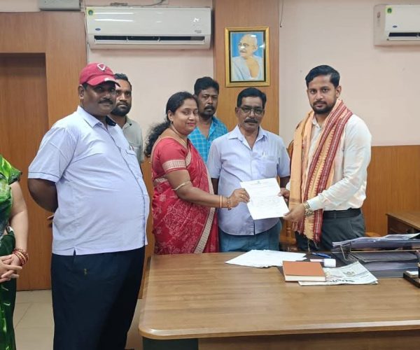 ଜଳସଙ୍କଟକୁ ନେଇ ଉପଜିଲ୍ଳାପାଳଙ୍କୁ ଦାବିପତ୍ର