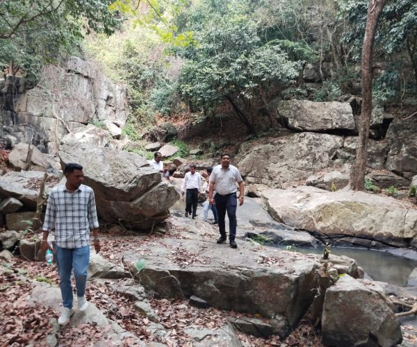 ଦାରିଙ୍ଗବାଡ଼ି ବ୍ଲକ ର ଦୁର୍ଗମ ଅଞ୍ଚଳରେ ବିଭିନ୍ନ ପ୍ରକଳ୍ପର ତଦାରଖ କଲେ କନ୍ଧମାଳ ଜିଲ୍ଲାପାଳ