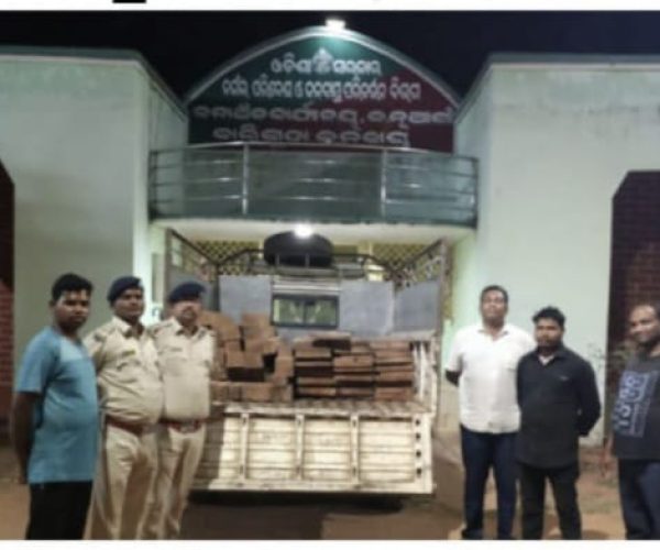 ପୋଲିସ ପାଟ୍ରୋଲିଂ ବେଳେ କାଠ ପଟା ବୋଝେଇ ମିନି ଟ୍ରକ ଜବତ : ୩ ଜଣ ଗିରଫ