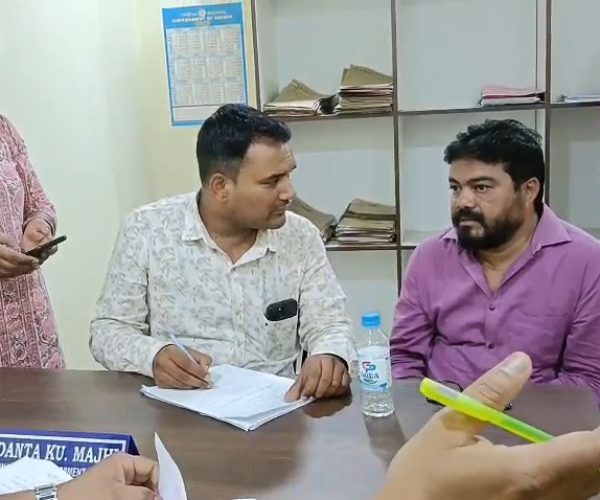 ପ୍ରଧାନମନ୍ତ୍ରୀ ଆବାସଘର କରିବା ପାଇଁ ନେଉଥିଲେ ଲାଞ୍ଚବ୍ଲକ ସମ୍ମୁଖରେ ମାଡି ବସିଲା ଭିଜିଲାନ୍ସ ବିଭାଗ,ନଗଦ ୬ ହଜାର ଟଙ୍କା ଜବତ,ଏଡିଇଓ ଗିରଫ!