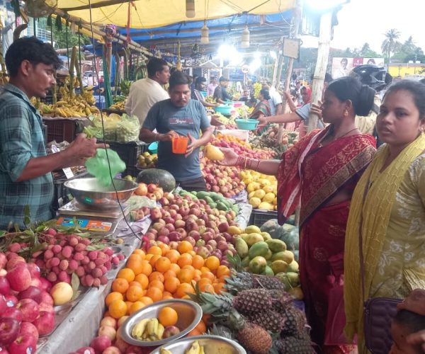 ସାବିତ୍ରୀ ବ୍ରତ ପାଇଁ ରଥ ଗଡ଼ା ଓ ଗଣେଶ ବଜାର, ଏବଂ ବାଜିଚୌକ ଫଳ ବଜାର ରେ ପ୍ରବଳ ଭିଡ଼