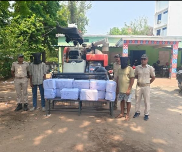 “ଧାନକଟା ମେସିନରେ ଚାଲିଥିଲା ନିଶା କାରବାର! ବିପୁଳ ପରିମାଣର କୋରେକ୍ସ କଫ୍ ସିରପ୍ ସହ ହାର୍ଭେଷ୍ଟର ଜବତ,୨ ଗିରଫ”