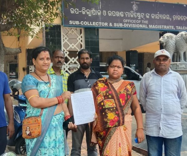 କାର୍ଯ୍ୟରୁ ଛଟେଇକୁ ନେଇ ଉପଜିଲ୍ଳାପାଳଙ୍କୁ ଦାବିପତ୍ର