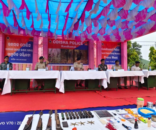 ପୋଲିସ ସର୍ଚ୍ଚ ଅପରେସନ ବେଳେ ମାଓବାଦୀ ଙ୍କ ଗୁପ୍ତ ଡମ୍ପ ଠାବ : ଅସ୍ତ୍ରଶସ୍ତ୍ର ଓ ବହୁ ମାଓ ସାମଗ୍ରୀ ଜବତ
