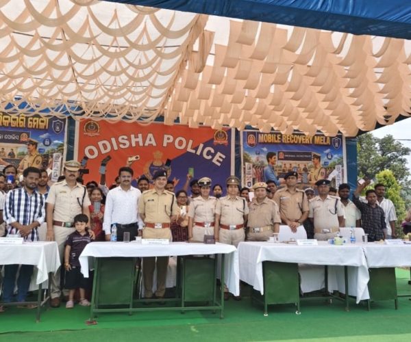 କନ୍ଧମାଳ ଜିଲ୍ଲା ପୋଲିସ ପକ୍ଷରୁ ମୋବାଇଲ ରିକଭରି ମେଳା : ହଜିଥିବା ୬୨ ଟି ମୋବାଇଲ ଫେରସ୍ତ ହେଲା