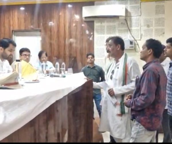 ଜିଲ୍ଲାପାଳଙ୍କ ଜନଶୁଣାଣୀରେ ଅଭିଯୋଗ ମାଳମାଳ ଫଳ ଶୂନ !ସାଧାରଣ ଲୋକଙ୍କ ଅଭିଯୋଗକୁ ସମସ୍ତ ସରକାରୀ କାର୍ଯ୍ୟାଳୟର କୌଣସି ବିଭାଗ ଶୁଣୁ ନଥିବା ନେଇ ଜିଲ୍ଲାପାଳଙ୍କ ପାଖରେ ଅଭିଯୋଗ