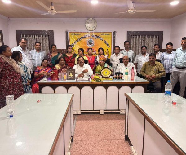 ଅନୁଗୋଳ ସଂଯୁକ୍ତ କେନ୍ଦ୍ର ସମବାୟ ବ୍ୟାଙ୍କର ଏଜିଏମ୍ ବାଣୀ ସିଂହଙ୍କୁ ବିଦାୟକାଳୀନ ସମ୍ବର୍ଦ୍ଧନା