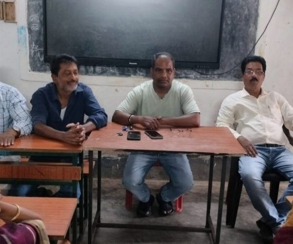 ଶିକ୍ଷକ ସଂଘ ଓ ଗୋଷ୍ଠୀ ଶିକ୍ଷା ଅଧିକାରୀ ଙ୍କ ମଧ୍ୟରେ ଉପୁଜିଥିବା ମତଭେଦ ଦୂର ପାଇଁ ବୈଠକ