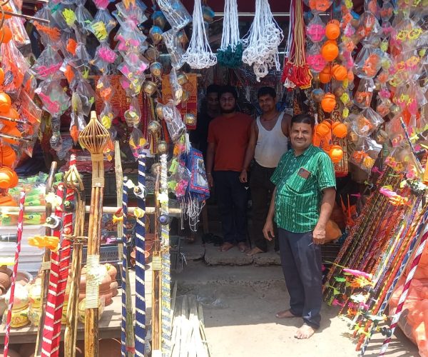 ଶ୍ରାବଣ ମାସରେ ଜମିଛି ପୂଜା ସାମଗ୍ରୀ ବଜାର, ବାହୁଙ୍ଗି କିଣିବାକୁ ଲୋକଙ୍କ ଭିଡ଼