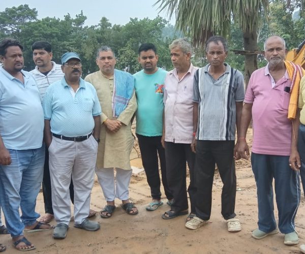 ବନ୍ୟା ଘେରରେ ଥିବା ଲୋକଙ୍କୁ ଶୁଖିଲା ଖାଦ୍ୟ ବଣ୍ଟନ