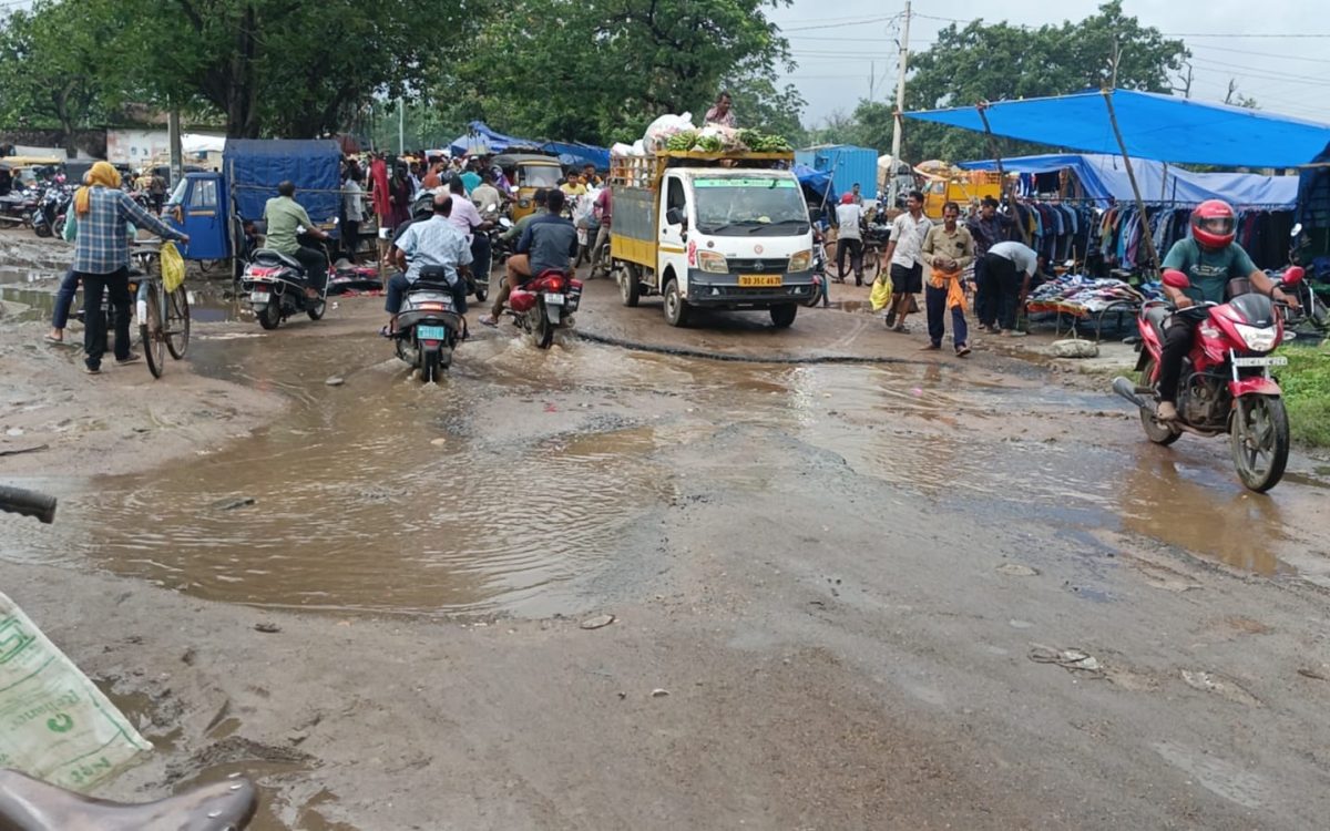 ପାଣି କାଦୁଅ ରେ ଚାଲିଛି ହାଟ : ତାଳଚେର